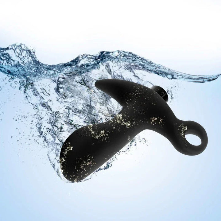 Anal Adventures prostate massager 01 splashing into water, showing it is waterproof