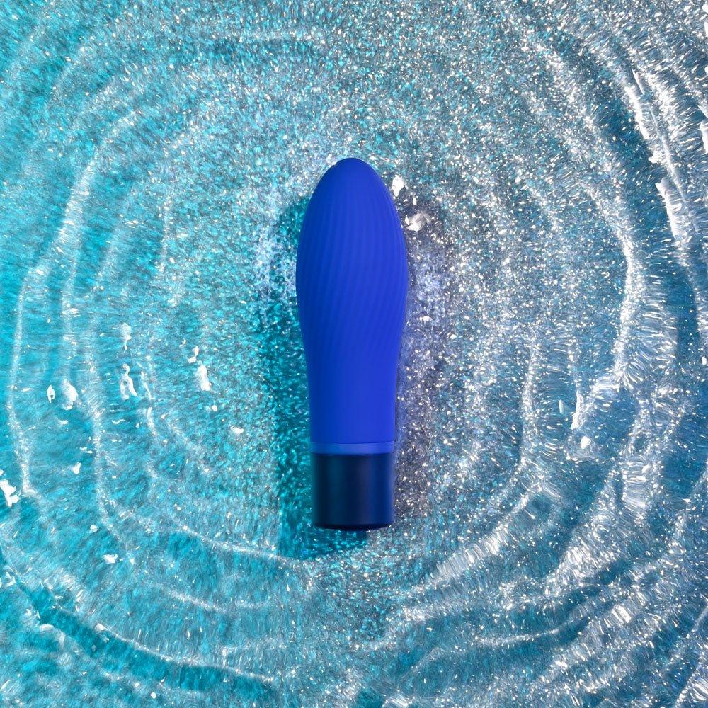 Cobalt Cutie lying in shallow water with ripples around it